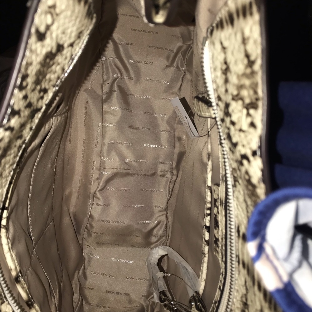 MK Fulton NWT..♥️FREE WRISTLET♥️ - Picture 2 of 7